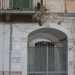 Per scrutare i sotterranei ci rivolgiamo a Ferdinando, triggianese che gestisce una ciclofficina proprio nel cortile del palazzo